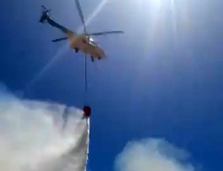<strong>Bomberos e Infoca luchan contra un incendio en la planta de biomasa de Ence en Huelva</strong>