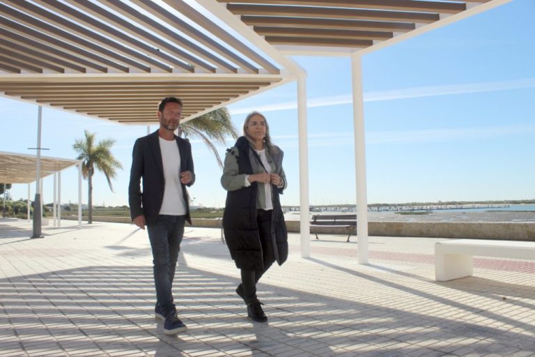 <strong>El Ayuntamiento de Cartaya culmina la mejora del Paseo Marítimo de El Rompido con nuevas pérgolas</strong>