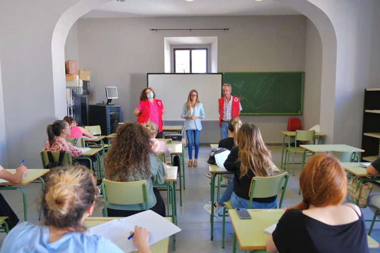 Ayuntamiento de Ayamonte y Cruz Roja colaboran con las personas demandantes de empleo
