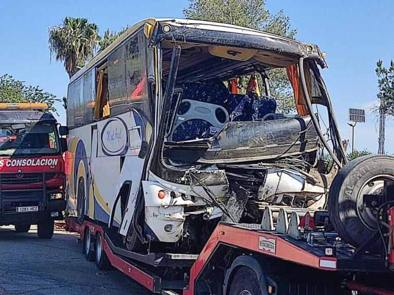Graves pero estables tres de las mujeres heridas en el vuelco del autobús en Almonte, que se saldó con una fallecida