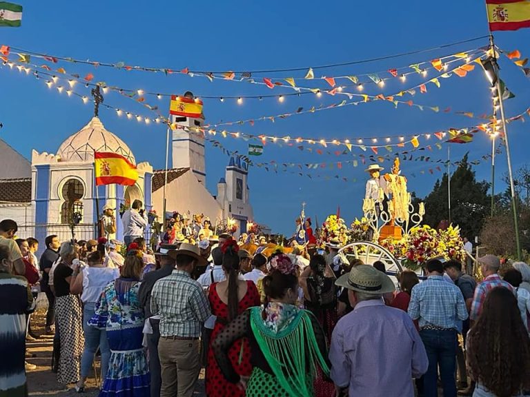 Multitudinario comienzo de la Romería de la Cruz en Ayamonte