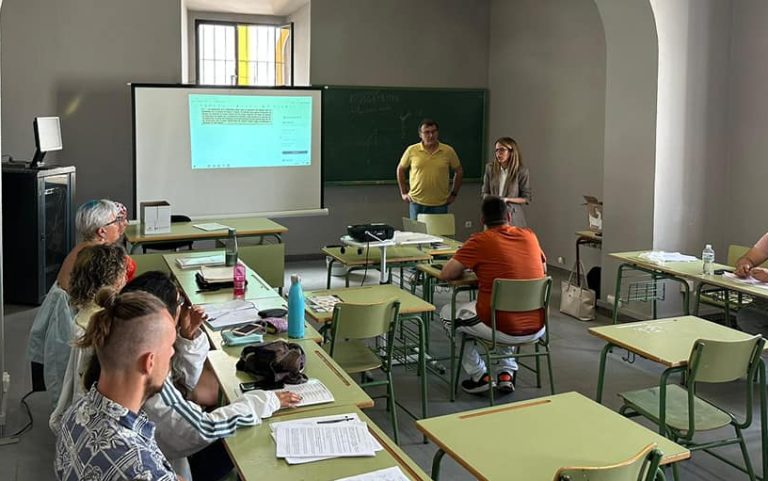 La alcaldesa de Ayamonte visita a los alumnos del curso de jardinería