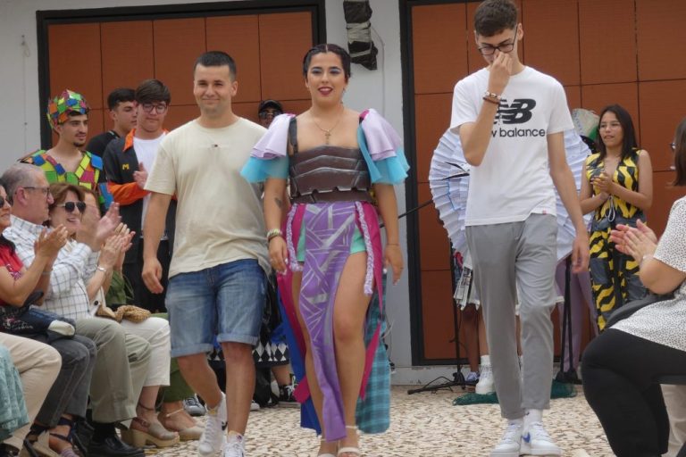 Alumnos de Bachillerato de Arte de Ayamonte muestran sus diseños de vestuario con material reciclado