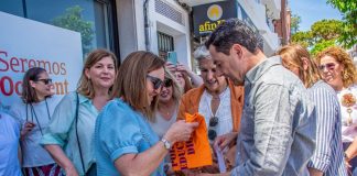 La madre de un niño con necesidades especiales de Ayamonte aborda a Moreno Bonilla en la calle y le exige educación digna para estos menores