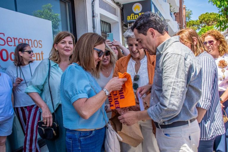 La madre de un niño con necesidades especiales de Ayamonte aborda a Moreno Bonilla en la calle y le exige educación digna para estos menores