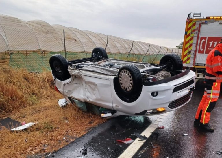 Dos heridos en el vuelco de un coche entre Cartaya y Castillejos