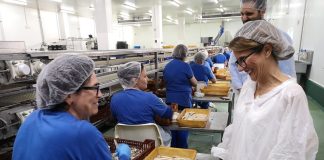 Natalia Santos estrecha lazos con la industria conservera de Ayamonte