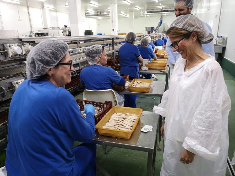 Natalia Santos estrecha lazos con la industria conservera de Ayamonte