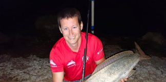 Pescador aficionado de Ayamonte captura una enorme corvina en el Guadiana