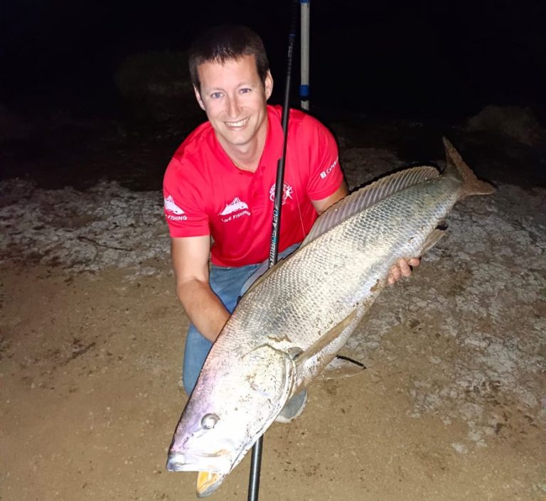 Pescador aficionado de Ayamonte captura una enorme corvina en el Guadiana