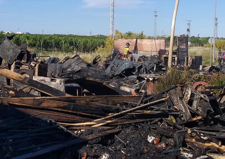 Detienen a una mujer en Cartaya como presunta autora del fuego que calcinó tres casas de madera