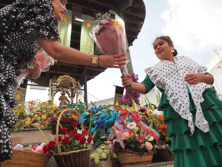 Multitudinaria ofrenda en Cartaya para abrir la Romería en honor a San Isidro