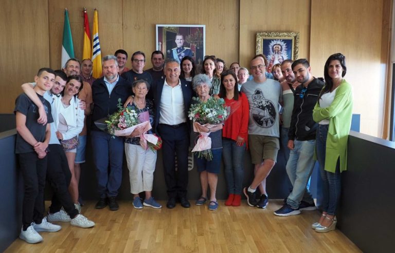 Emotivo recibimiento a dos hermanas en su primera visita en 75 años a Isla Cristina, desde donde emigraron a Argentina siendo niñas