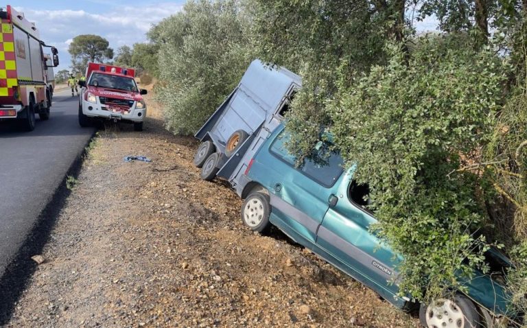 Excarcelan en Niebla a un hombre que quedó atrapado en un coche con un remolque de caballos tras salirse de la vía