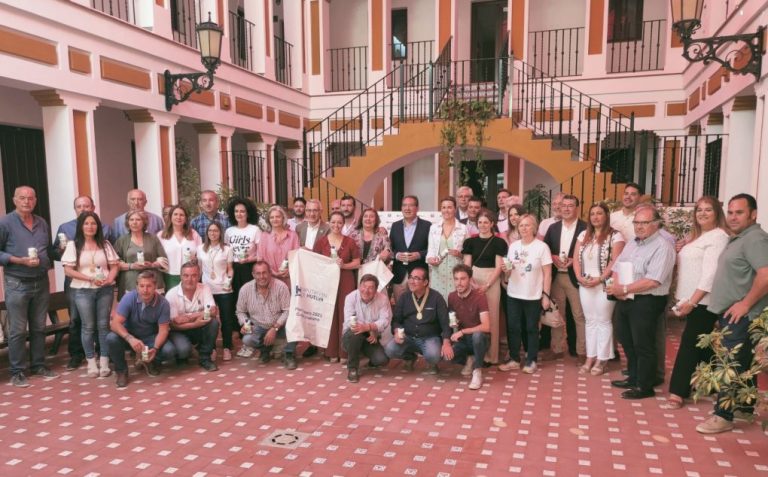 <strong>Giahsa y Fundación Cajasol reparten 27.000 bricks de agua entre las hermandades del Rocío de la provincia</strong>