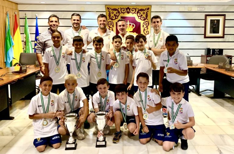 <strong>Punta Umbría recibe al campeón de España Íker Quintero y al equipo de fútbol benjamín de la escuela municipal</strong>