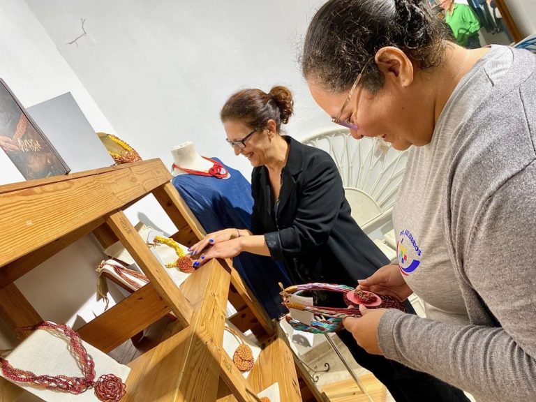 Una exposición de joyería elaborada con residuos muestra el trabajo de mujeres artesanas del Bañado Sur, Paraguay