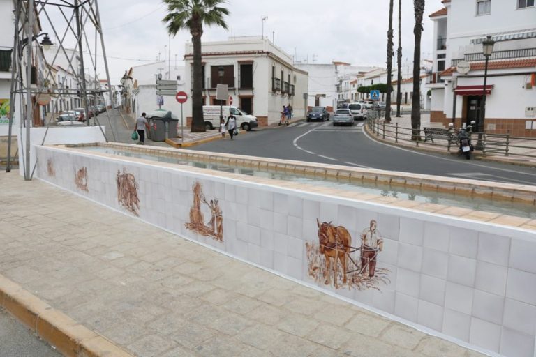 El Ayuntamiento de Cartaya decora el abrevadero de La Pila con azulejos artesanales