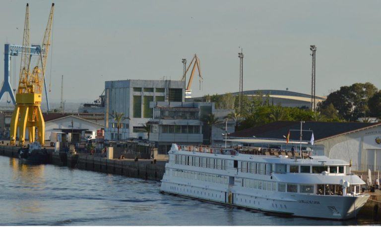 El Muelle de Levante recibe hoy la escala de cruceros del buque La Belle de Cadix, que visita el Puerto de Huelva por cuarto año consecutivo