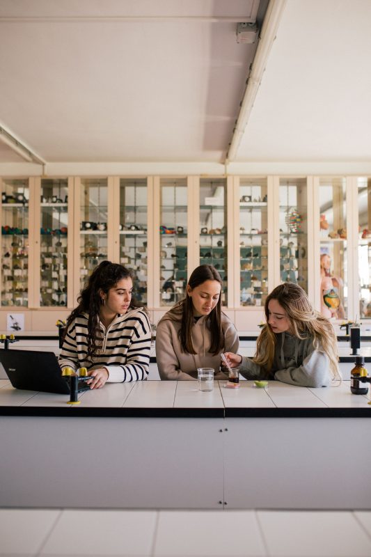Los centros educativos onubenses que impulsen proyectos transformadores pueden optar a ayudas de 5.000 euros con la nueva Convocatoria EduCaixa