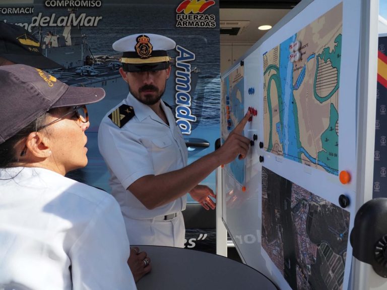 <strong>La Armada simula en Ayamonte un choque entre un buque de pesca y un ferry de pasajeros</strong>