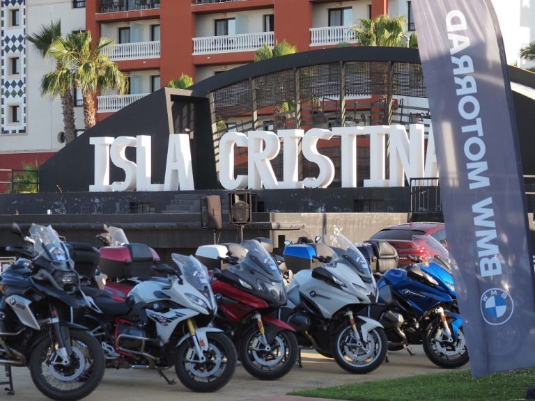 Casi mil motos BMW se dan cita en Isla Cristina, en una etapa de la ‘PuntApunta’ de BMW Motorrad España