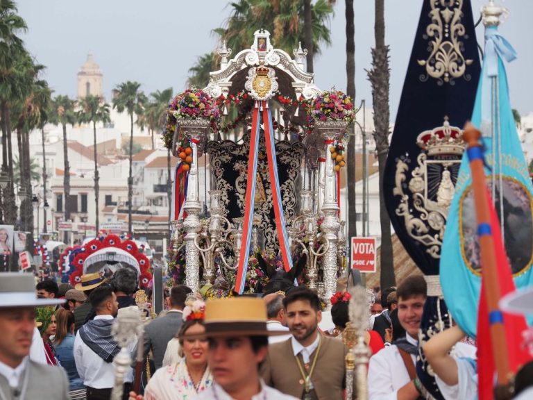Un millar de peregrinos arropa a la Hermandad de Cartaya en su caminar hacia la Blanca Paloma