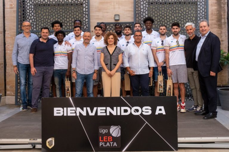 La presidenta de la Diputación recibe al Club Baloncesto Huelva Comercio Viridis tras su ascenso a la LEB Plata