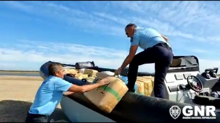 Intervienen una ‘narcolancha’ con cinco toneladas de hachís cuando intentaba entrar en el Guadiana