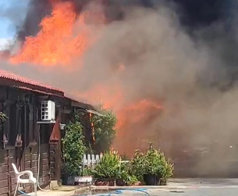 <strong>Un virulento fuego arrasa tres viviendas de madera en Cartaya</strong>