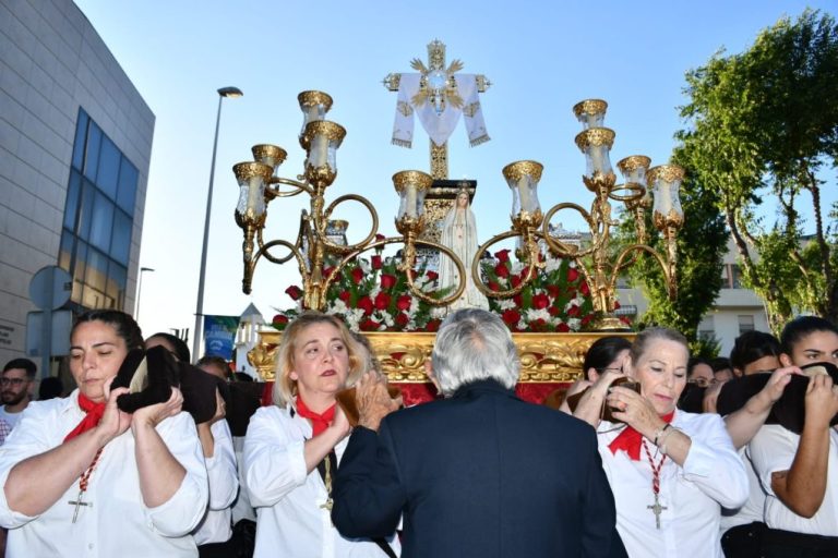 <strong>La alcaldesa de Punta Umbría impone la Medalla de Oro de la Ciudad a la Hermandad de la Santa Cruz</strong>