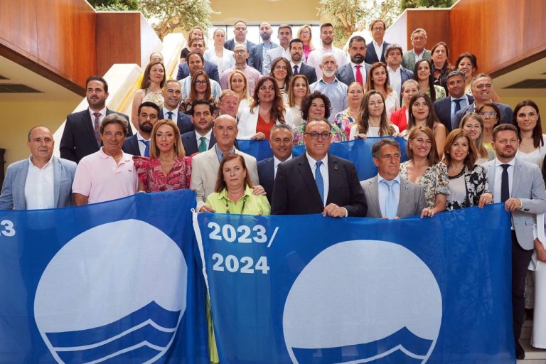 Entregadas las 17 Banderas Azules de la provincia a sus mejores playas y puertos