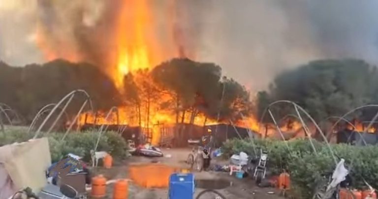 <strong>Un incendio calcina 20 chabolas en un asentamiento de Lucena del Puerto</strong>