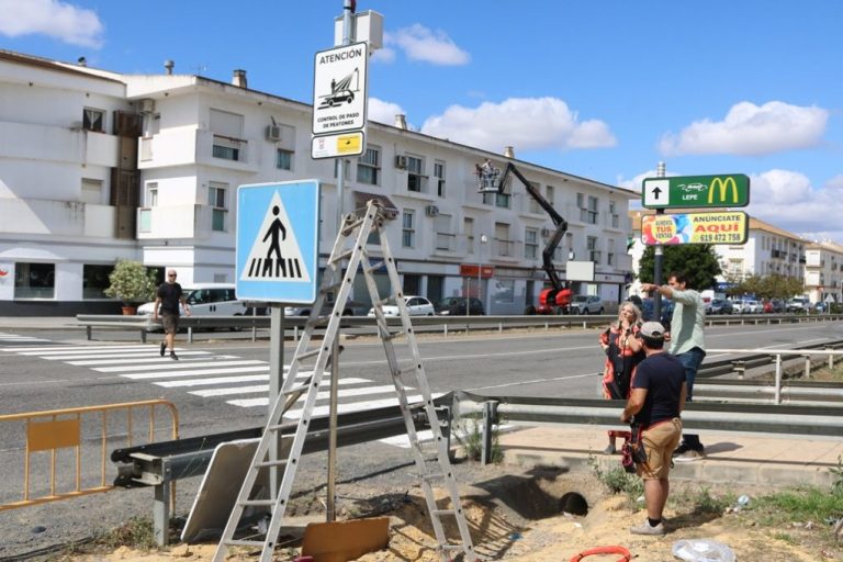 Cartaya instala el primer paso de peatones inteligente del municipio