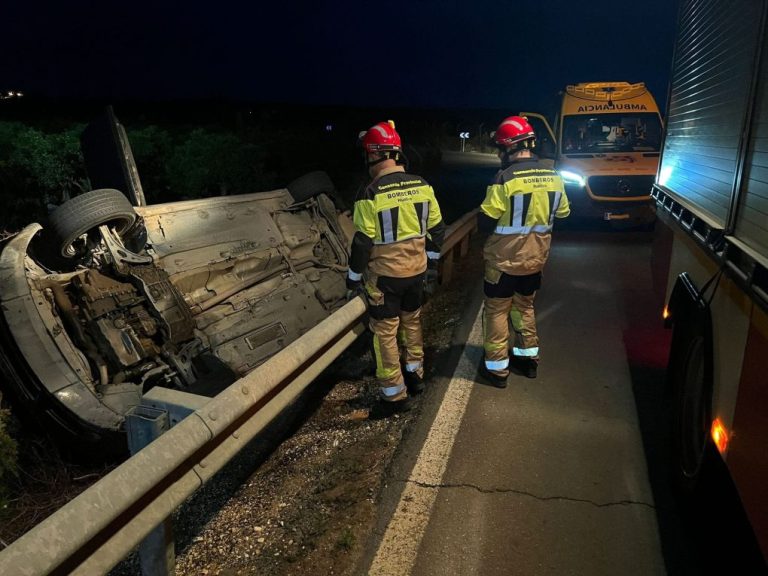 Liberan en La Redondela a un hombre que quedó atrapado en un coche tras salirse de la carretera
