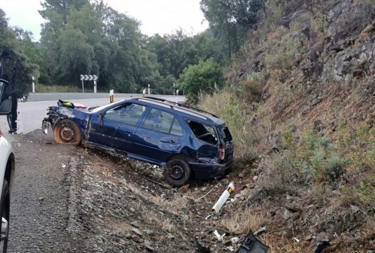 Herida una mujer en Almonaster tras la salida de vía de un coche