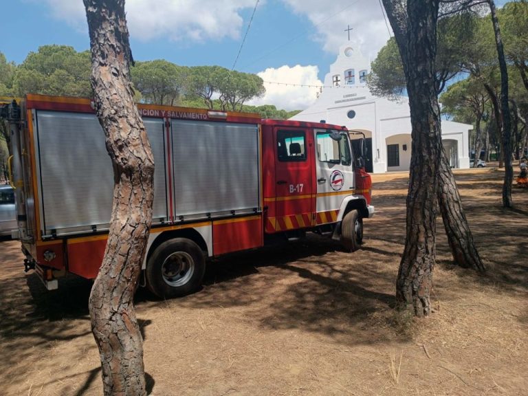 Bomberos salvan la vida a un hombre que se atragantó con un trozo de lomo en la Romería de Aljaraque