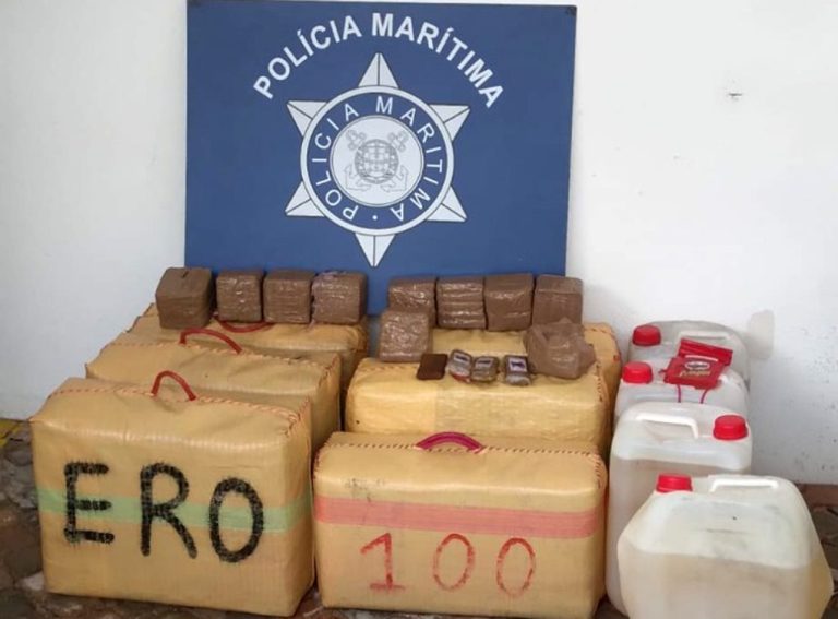 Dos detenidos en la intervención de 700 kilos de hachís junto a un barco español en aguas al sur de Portugal
