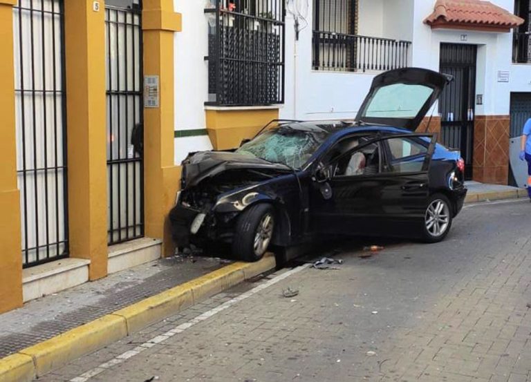 Cuatro jóvenes quedan atrapados en un coche al empotrarse en una vivienda en Punta Umbría