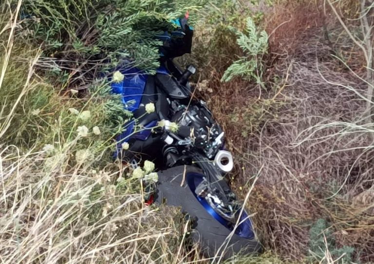 Un herido tras salirse de la carretera con una moto y precipitarse por un terraplén