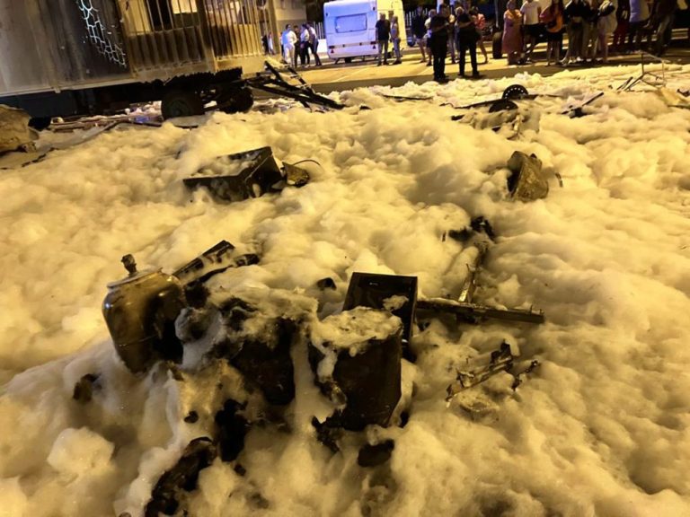 Evacúan varias caravanas habitadas antes de ser arrasadas por un incendio en Punta Umbría