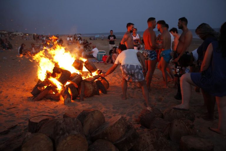 <strong>Todo listo en las playas de Punta, Almonte, Isla y Lepe para celebrar esta noche las Hogueras de San Juan</strong>