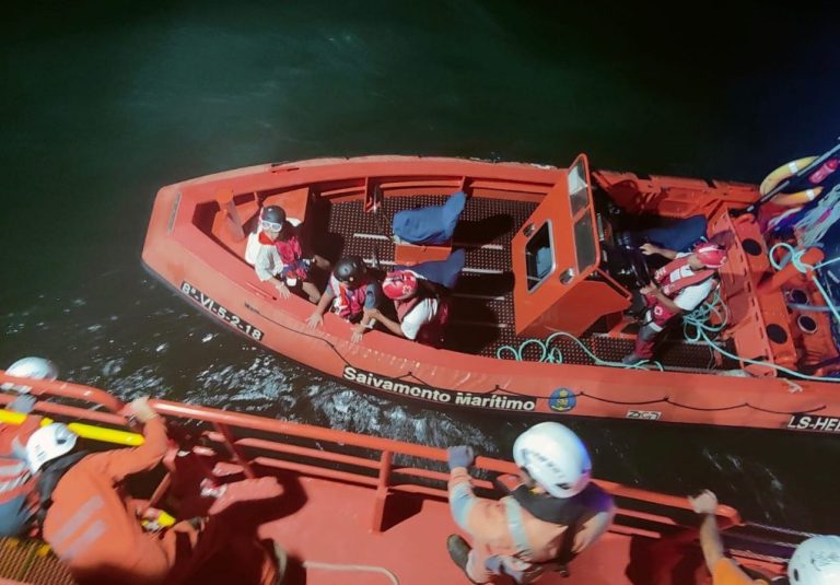 Complicado rescate de un matrimonio y dos niños en un velero con dificultades en El Rompido