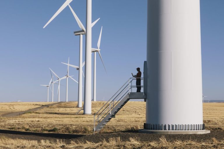Cepsa firma una alianza con Grupo Ibereólica Renovables<br>para reforzar el suministro de energía renovable a sus