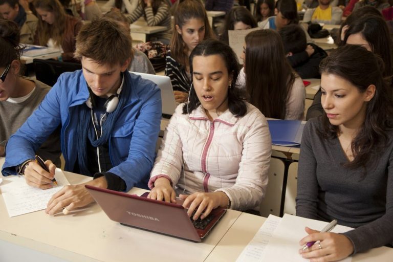 Ayudan a tres alumnos ciegos onubenses a enfrentarse a los exámenes de Selectividad