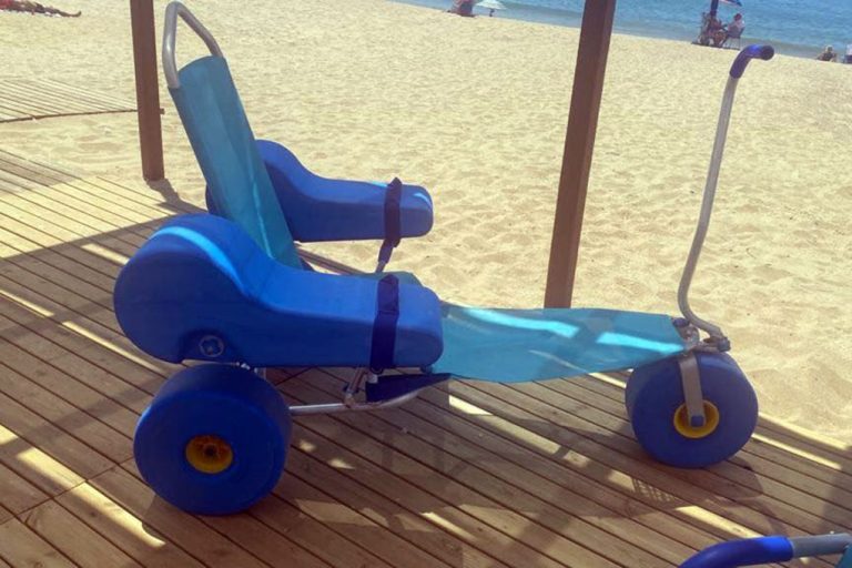 Islantilla pone en marcha este verano un servicio de baño para personas con movilidad reducida