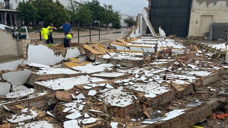 Se derrumba la fachada principal de la casa de la Hermandad de Isla Mayor en El Rocío