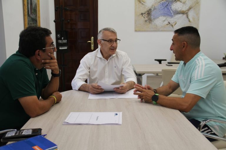 Diputación prosigue su apoyo a la Federación Andaluza de Bádminton, al CD Fútbol Playa y a SuperHugo 44 Team
