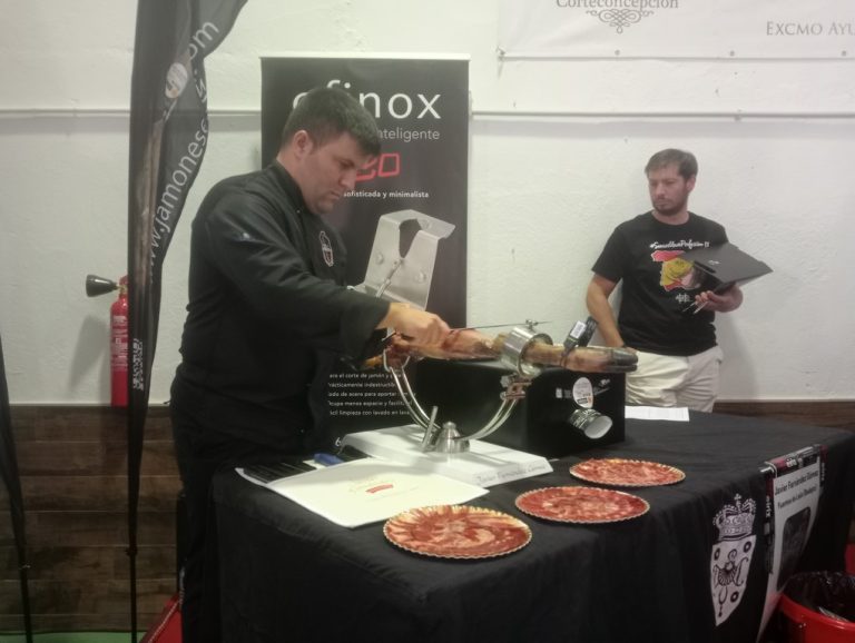 Javier Fernández, de Fuentes de León (Badajoz) mejor cortador de jamón en el X Concurso de Corteconcepción