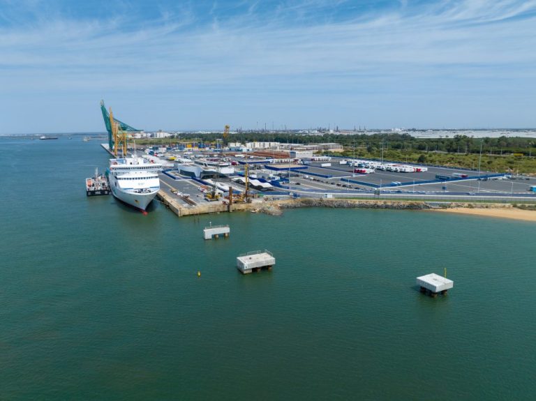 Las obras de construcción de una nueva doble rampa ro-ro en